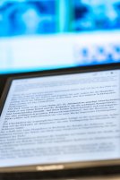 sachtext auf ebook reader im studio