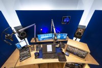 professioneller sprecher mit professionellem spercherstudio